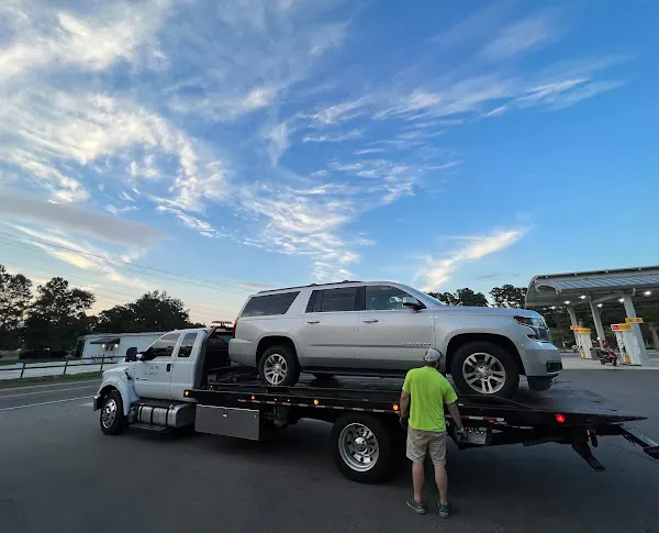 towing services using flatbed tow truck